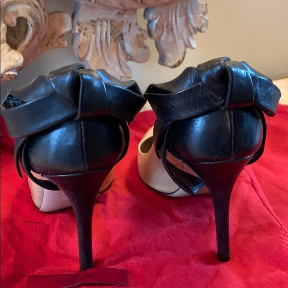 Valentino Garavani patent bow pumps. - Picture 3 of 6